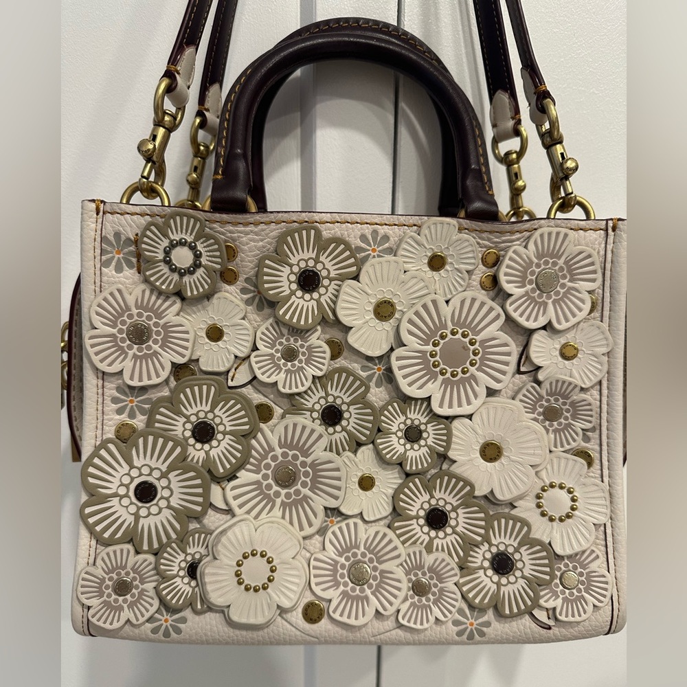 COACH 1941 Tea Rose Applique Rogue Bag - Picture 4 of 16